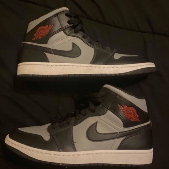 *** 12 PAIRS JORDAN 1S *** - Picture 2 of 12